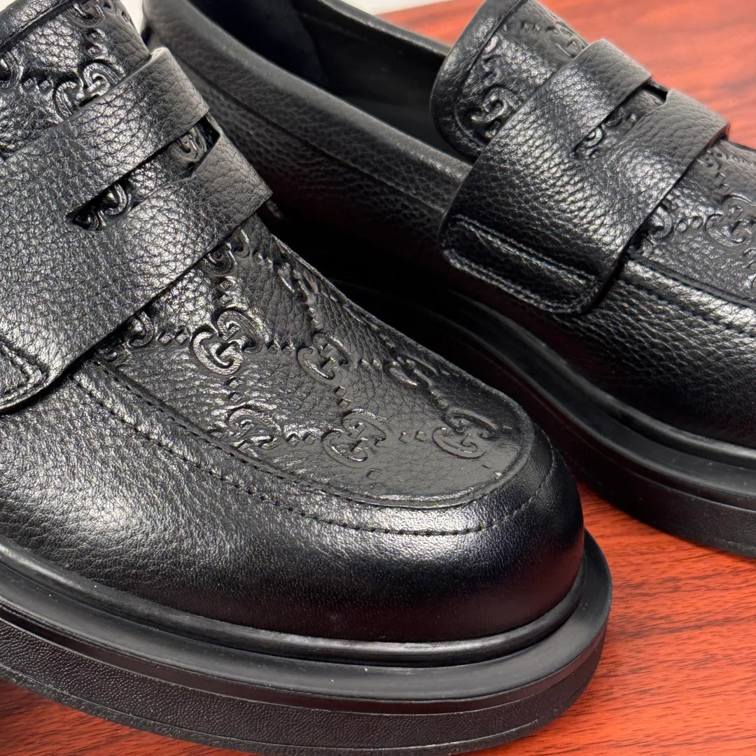 Batch 780 Gucci/Gucci new men's loafers with GG details, thick-soled slip-ons! The design of this men's lace-up shoe is rooted in the brand's heritage. It is carefully crafted from high-quality calfskin/open-edge beaded cowhide/suede cowhide. It is made of various leather types and is embellished with GG printed embossed suede leather details, which pays homage to Gucci's classic monogram. The rubber sole with GG pattern adds a modern touch to the design. Classic and simple sponge cake style design. European and American classic version, full calfskin lining. The overall upper texture is soft. The lining is comfortable and breathable. 2CM thickened soft rubber sole, easy to control. Versatile and stylish on the foot. Available in multiple colors to meet different matching needs. Full package! Size: 39-40-41-42-43-44 Leather shoe size (38.45.46 can be customized) Item number: 7826 Loafers Pebbled cowhide